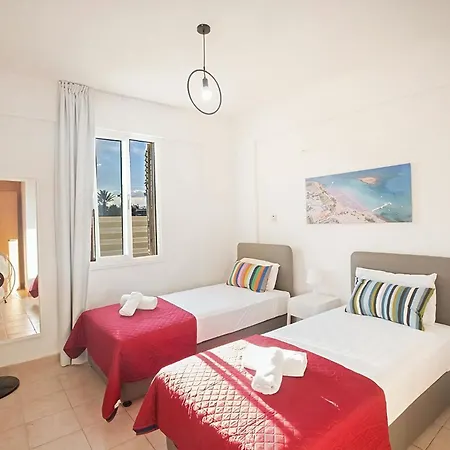 Villa Ayia Triada, Beautiful 5bdr With Pool, Close To Beaches And Amenities Paralimni