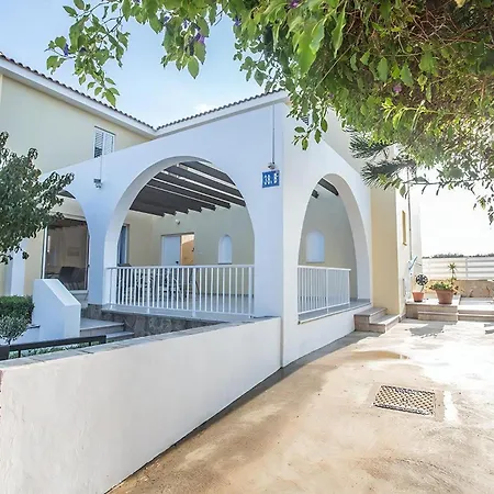 Villa Ayia Triada, Beautiful 5bdr With Pool, Close To Beaches And Amenities Paralimni