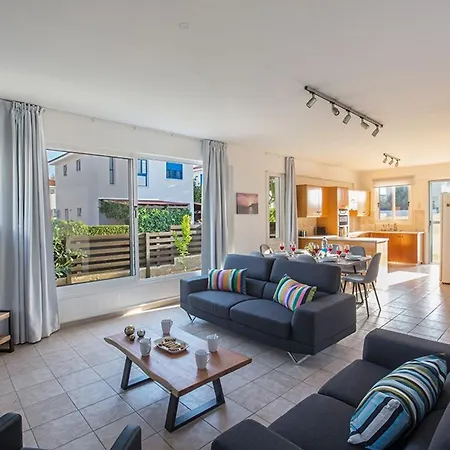 Villa Ayia Triada, Beautiful 5bdr With Pool, Close To Beaches Paralimni